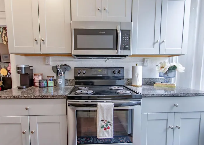 Apartment 1br Near Hospitals Walk To Park & Cafes