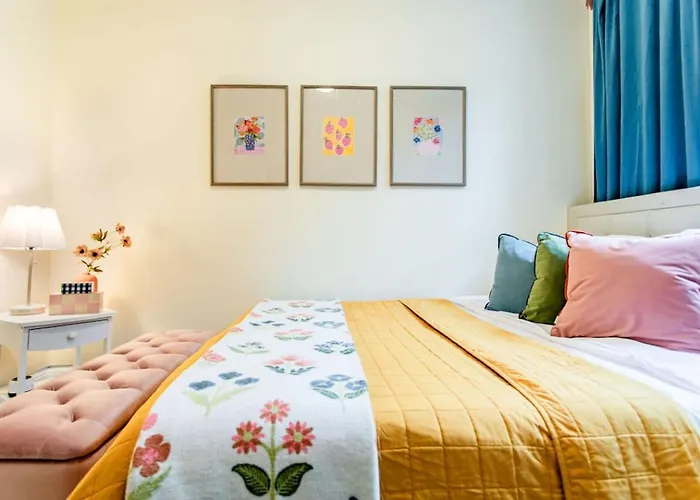 1br Near Hospitals Walk To Park & Cafes Apartment