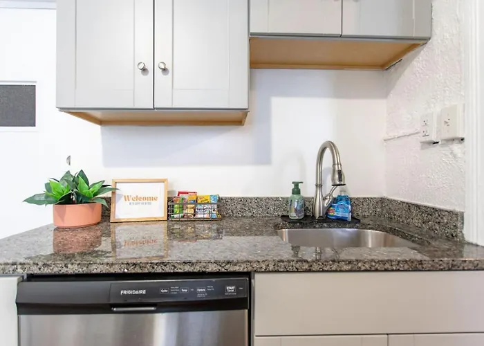 1br Near Hospitals Walk To Park & Cafes *